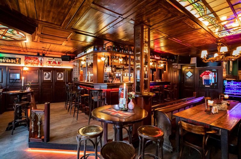 Gezellige bruine bar met tafels en stoelen