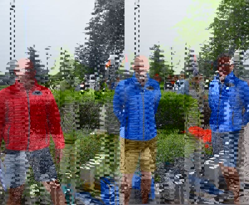 Team BRE kijkt en poseert glimlachend in de buitenlucht