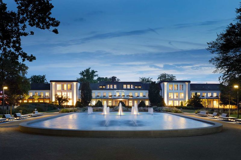 Best Western Hotel met fontein in het avondlicht