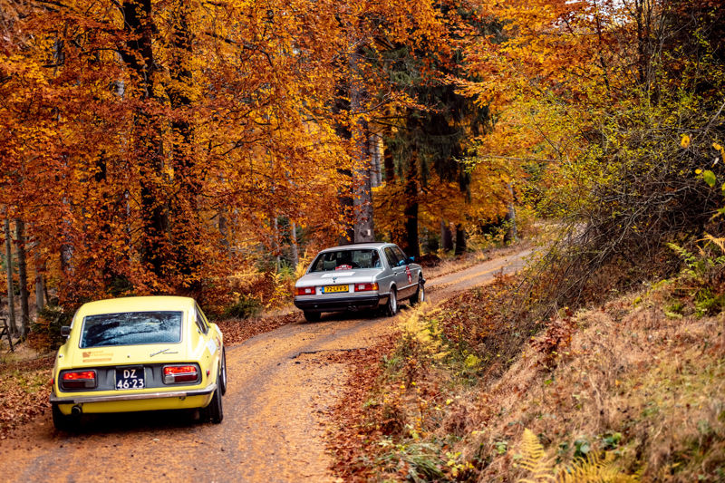 Datsun 240Z en BMW E9 Coupé rijden door het bos